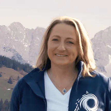 Sybille Dielacher, Malermeisterin, im Freien vor Bergkulisse
